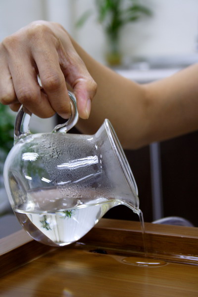 After 10-20 seconds, remove hot water from the warmed pitcher.
