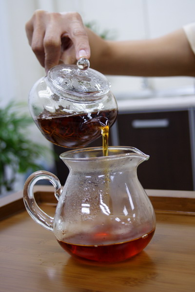 When the tea is ready, pour it into the pitcher at a lower position. If the tea is directly served into several tea cups, pour the tea into each cup alternately to equalize the concentration of tea in each cup. For a beginner, it is easier to use a pitcher. 
