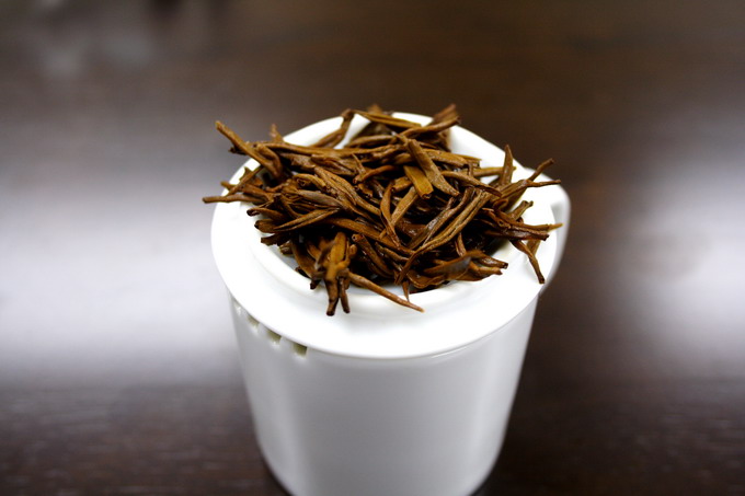 The leaves shown here lies on the professional inspection cup. If the tea leaves are of good quality, the brewed leaves give a strong flavor as well. This indicates that good material is used.