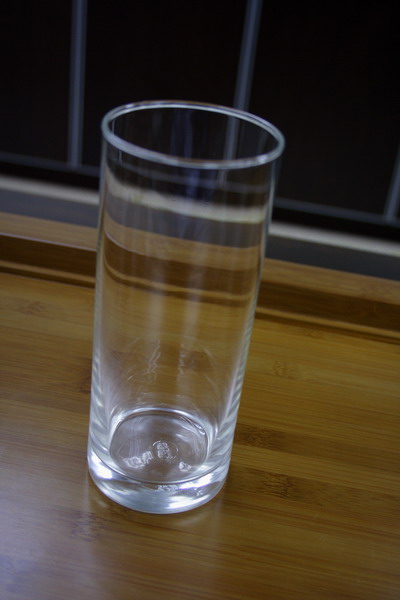The suitable way to serve Yun Feng is using long glass. The Long glass is often used for serving exclusive Chinese green or yellow tea. The glass used should be clear without any decorative design, transparent, rounded and smooth, with this glass, it is best to observe the color of liquor when brewed.