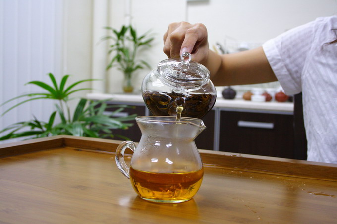 Pour tea into the pitcher at lower position. Using pitcher, the concentration of tea is equalized at once.