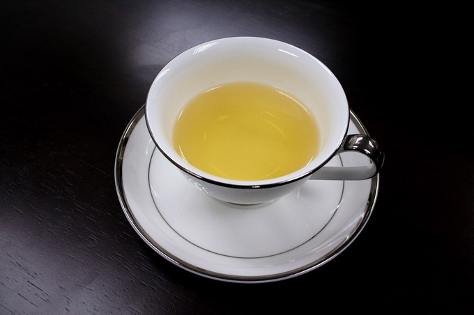 Here we introduce the serving of tea using a glass. It is also elegant to use the dainty English tea cup or China tea ware.