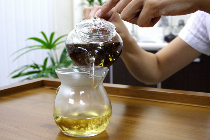 When the tea is ready, pour it into the pitcher at a lower position. If the tea is directly served into several tea cups, pour the tea into each cup alternately to equalize the concentration of tea in each cup. For a beginner, it is easier to use a pitcher. 
