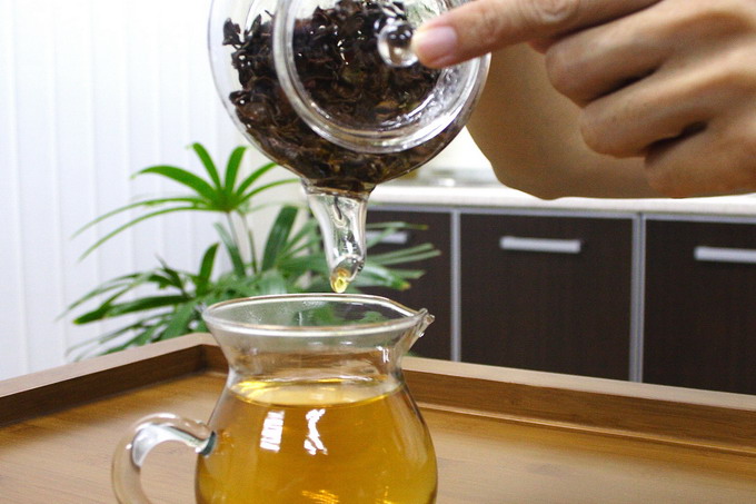 Pour tea into a pitcher completely until the last drop which is most concentrated. It is important to keep the tea leaves without liquor before subsequent brewing. Steeping the tea leaves in hot water will caused excessive extraction of polyphenol and tannin which gives an astringent and bitter taste.