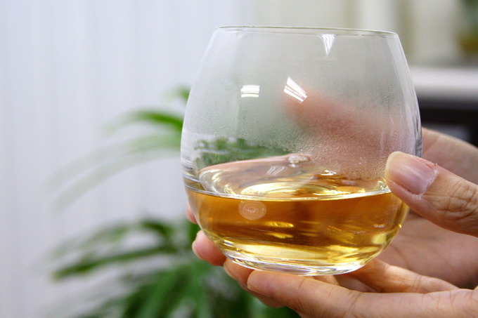 This tea is very clear and transparent. It is elegant and classy to serve it using a crystal glass.