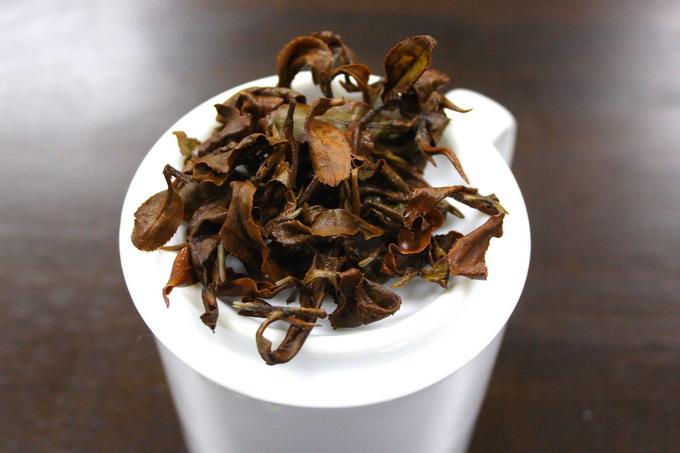 The leaves shown here lies on the professional inspection cup. If the tea leaves are of good quality, the brewed leaves give a strong flavor as well. This indicates that good material is being used.