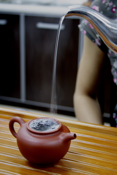 Pour in the hot water. When pouring water, move the kettle up and down which is necessary as it agitate the tea leaves. You can feel the aroma from the upcoming steam.
