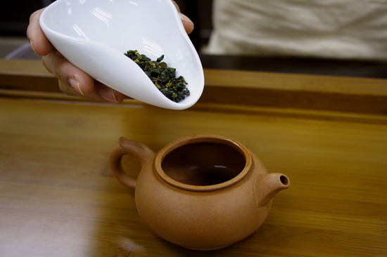 Place in about 5g of tea leaves. This photo shows the inspection plate which is convenient for placing the tea leaves. If the lighter taste is preferred, reduce the quantity of tea leaves.