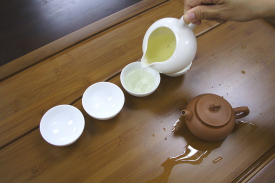 While waiting for brewing, pour hot water from pitcher into the tea cups in order to warm them up. But this is not practiced in Taiwan as they believe there is no need to warm up the tea cup. 