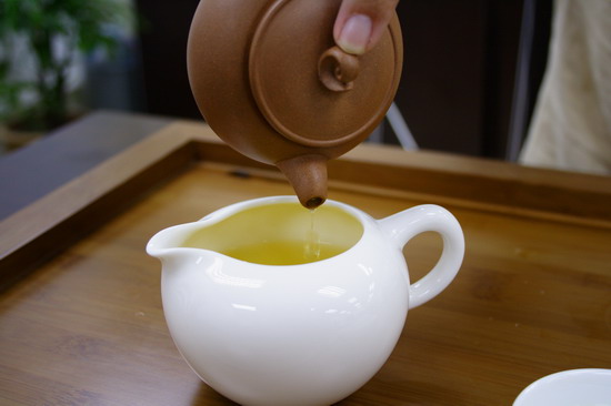 Pour tea into pitcher completely. It is important to enjoy the following brewing.