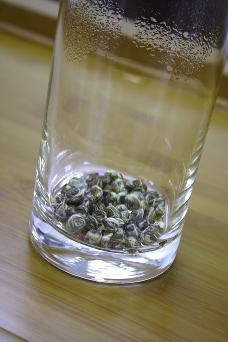 Place the tea leaves into the warmed glass. One could take precedence to smell the delicate fragrance of leaf liberated by the heat from warmed glass.