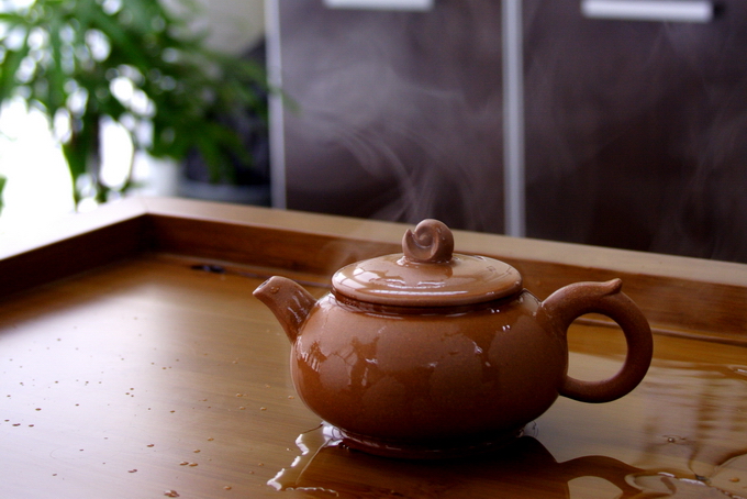 In China, they pour boiling water over the cap in order to keep the tea pot warm. But this method never used in Taiwan as they think tea pot is hot enough.