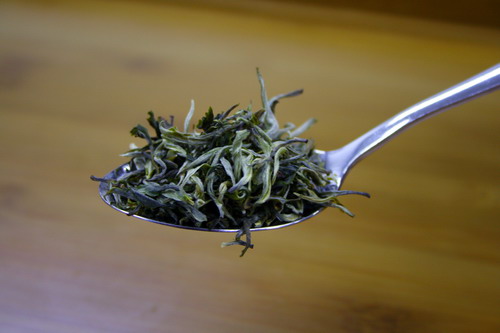 Prepare 3 g of tea leaves for 150 to 200ml of water. The photos shows one table spoon of tea leaf which is about 3g. The quantity of tea leaf used can be adjusted based on one's preference on the taste.