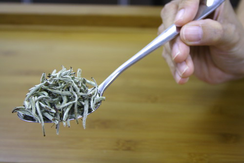 Take 3g of tea leaves for 150`200ml of water. This photo shows 3g of tea leaves that is equivalent to one table spoon.