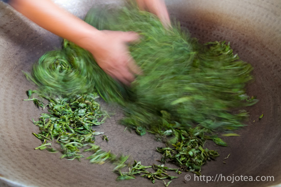 The pan-frying process of raw pu-erh tea