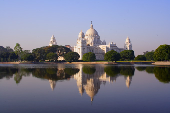 Victoria Memorial. Calcutta has many buildings that were built by the English. There was a heat of tea trading once upon a time and also at present.