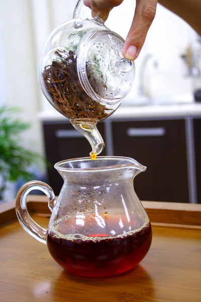 Pour tea into a pitcher completely until the last drop which is most concentrated. It is important to enjoy the following brewing.