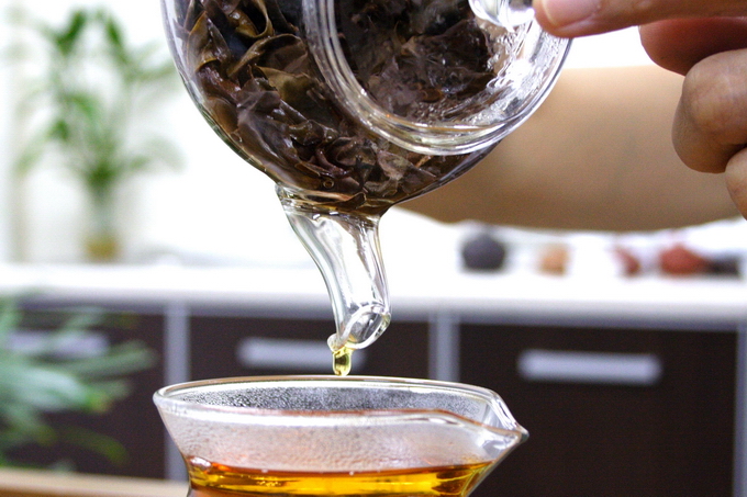 Pour tea into a pitcher completely until the last drop which is most concentrated. It is important to enjoy the following brewing.