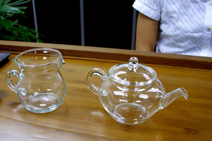 Use a glass or porcelain tea pot. It is important not to share the same clay tea pot which has been used for other oolong teas or Pu-Erh tea.