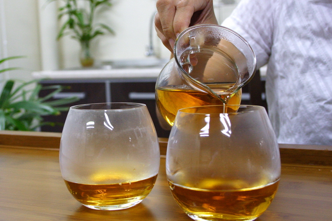 Pour tea from the right end which is supposed to be served for the guest. The one on the left is for the host.