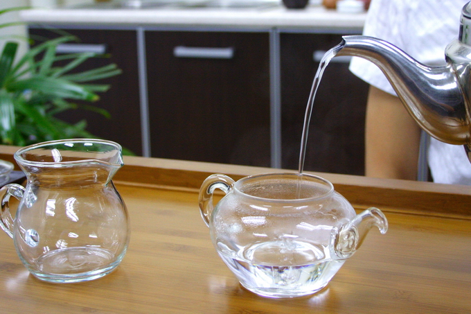 Pour boiling water into the tea pot and fill up to 70%. This is to heat up the tea pot. If the pot is not warmed up, the temperature of water will drops drastically when a cold tea pot is used for brewing tea. This will affect the taste and flavor of tea.