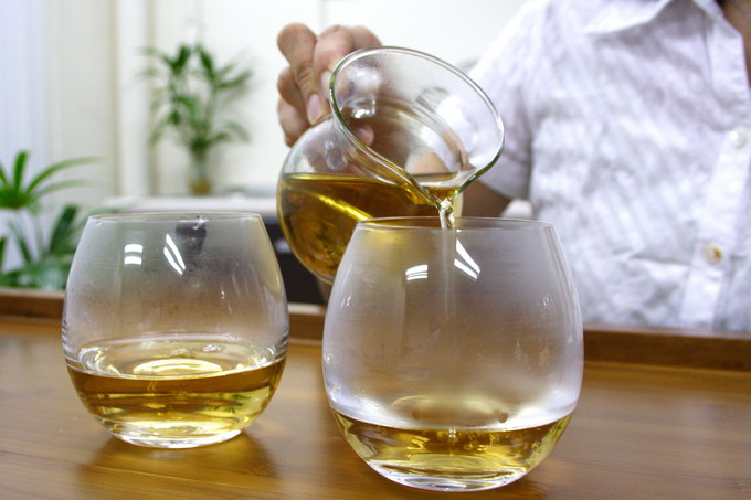 Pour tea from the right end which is supposed to be served to the guest. The one on the left is for the host.