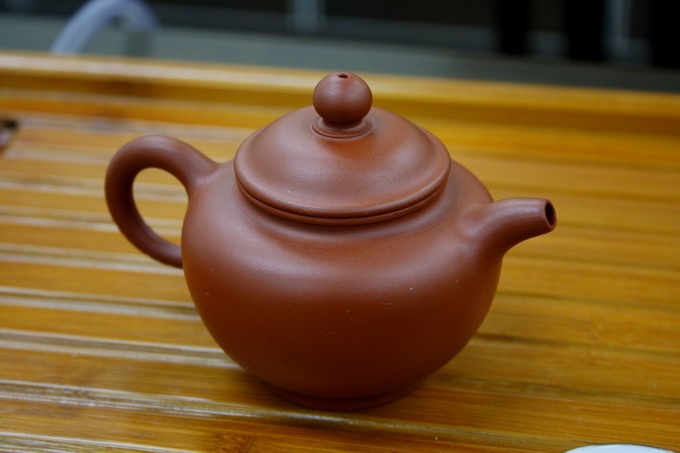 It is suitable to use a Zi-Sha tea pot. It has a heat retention characteristic and can maintain the tea at high temperature during brewing. This is vital to extract the substances from leaves. 