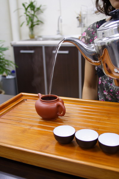 Pour boiling water into the tea pot and fill up to 70%. This is to heat up the tea pot.