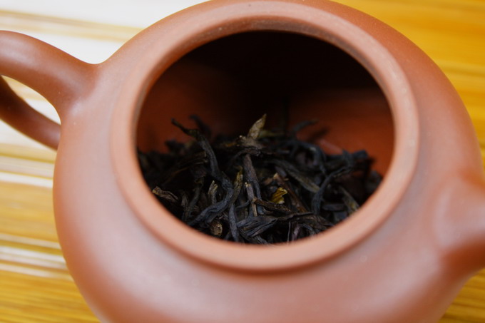 lace the tea leaves into the warmed tea pot. Tea leaves almost covers the bottom part of tea pot.