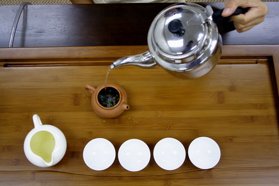 Pour boiling water into tea pot up to 90%.