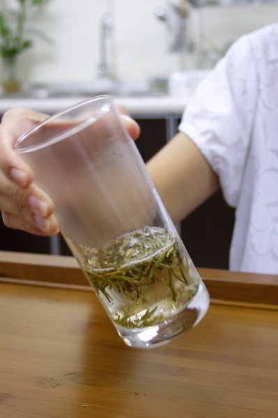 Gently sway the glass to let tea leaves absorb the water. If we skip this process, most of tea leaves will float on the surface.