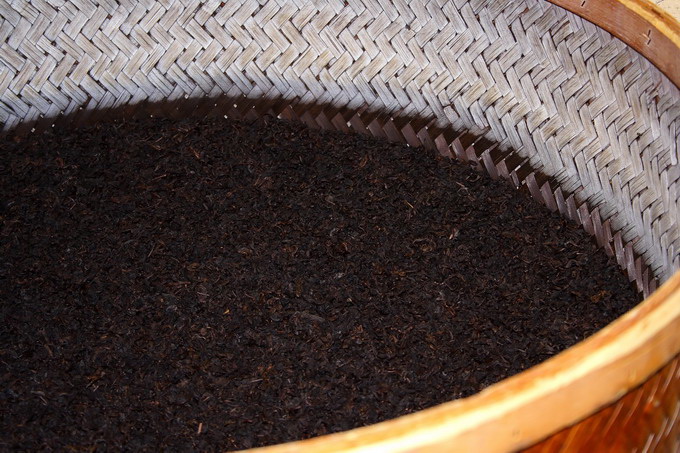 There is a layer of mesh in the middle of Hong Long. Tea leaves are spread into a thin layer and baked.