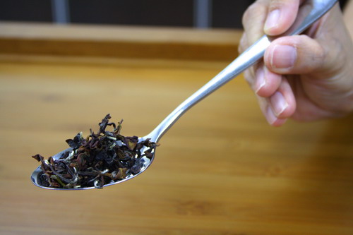 Usually 1g is equivalent to 25ml of water. For the small tea pot of 125ml, about 6g of tea leaves is sufficient, which can be measured by 2 table spoons.