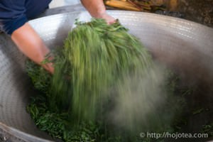 The pan-frying process of pu-erh tea