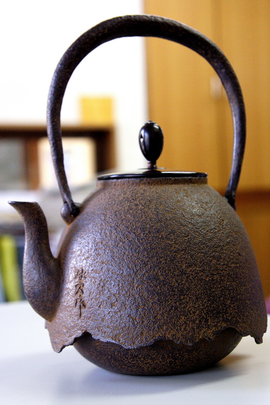 鉄瓶の分類；手作りと量産品、盛岡と山形の違い | お茶の専門店HOJO