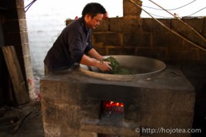 The pan-frying process of raw pu-erh tea